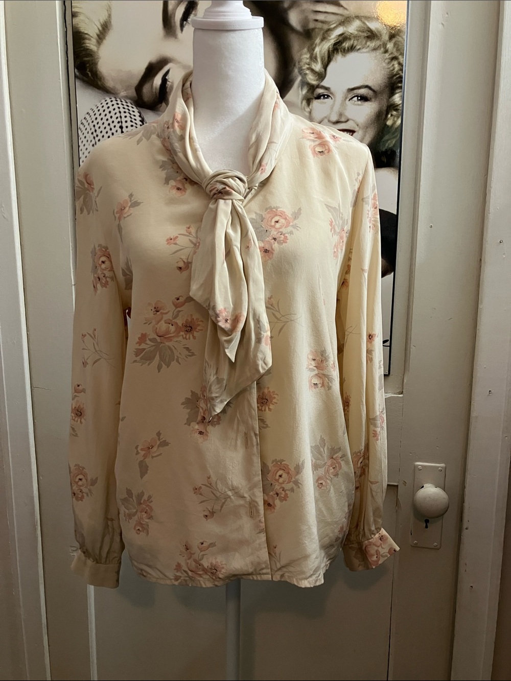 Liz Claiborne Cream Floral Tie-Neck Blouse with Soft Pink Roses 100% Silk size 2